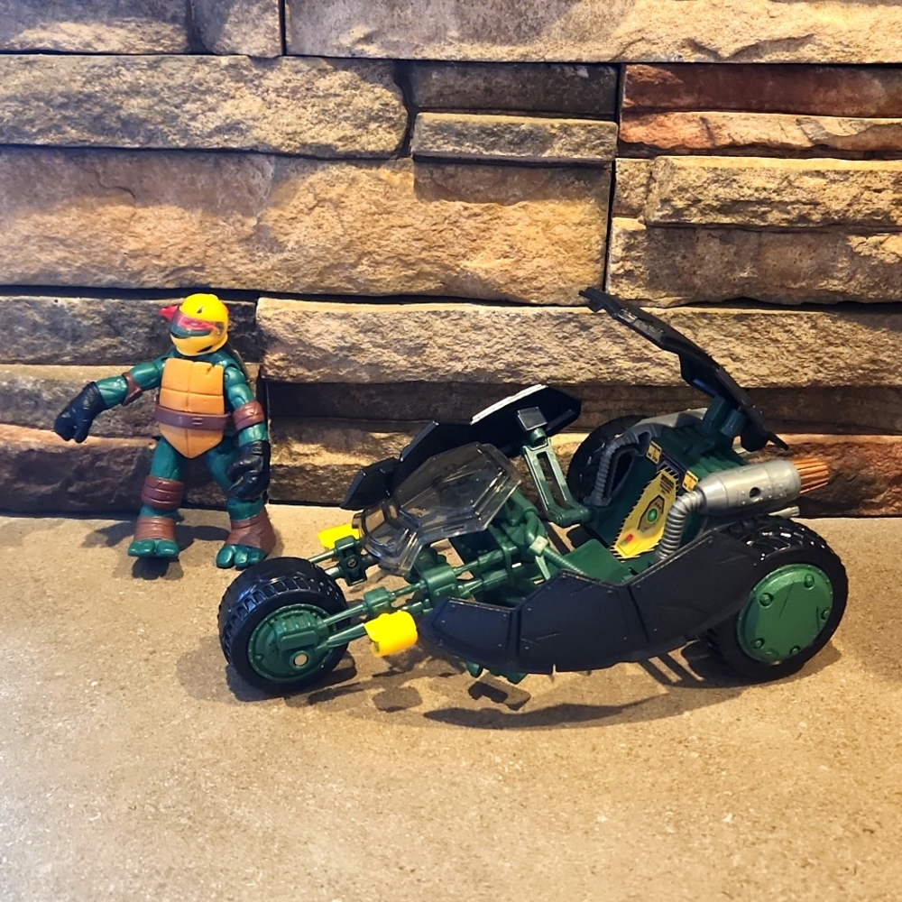 2012 Teenage Mutant Ninja Turtles TMNT Stealth Bike Vehicle with Raphael